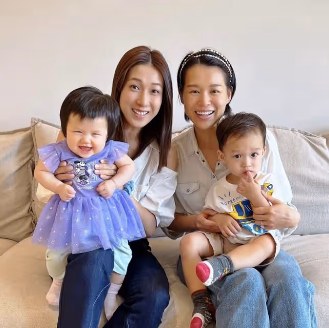 鍾嘉欣返港和胡杏兒聚會！2個媽媽6個娃，8人同框溫馨熱鬧陣仗大