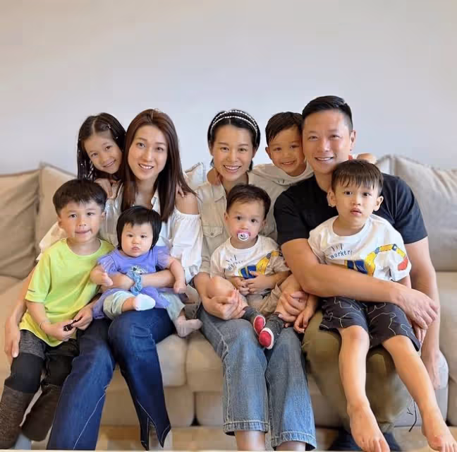 鍾嘉欣返港和胡杏兒聚會!2個媽媽6個娃,8人同框溫馨熱鬧陣仗大