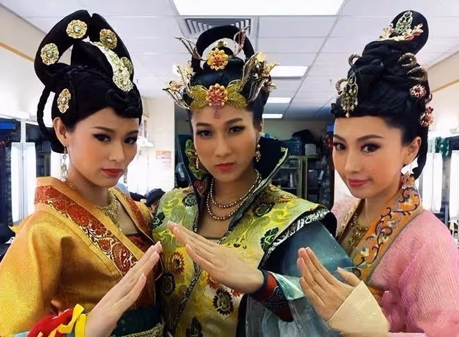 鍾嘉欣返港和胡杏兒聚會!2個媽媽6個娃,8人同框溫馨熱鬧陣仗大