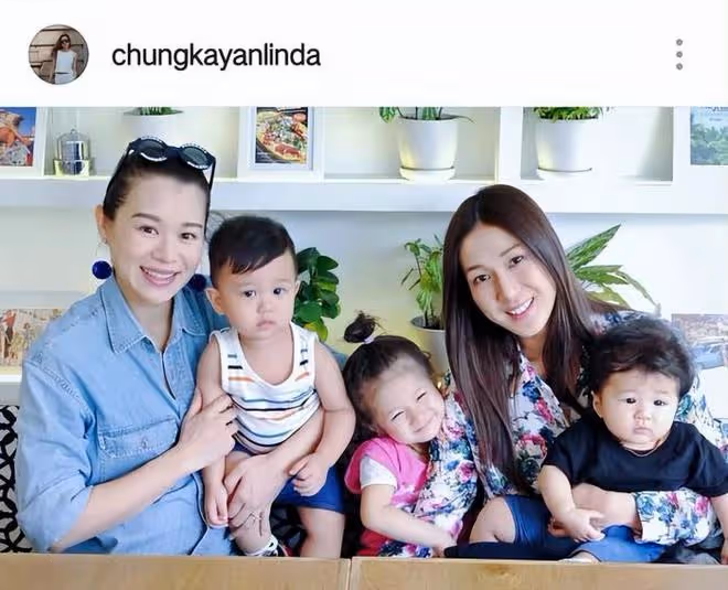 鍾嘉欣返港和胡杏兒聚會!2個媽媽6個娃,8人同框溫馨熱鬧陣仗大