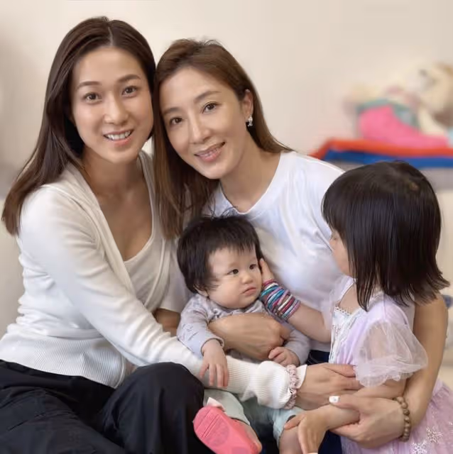 鍾嘉欣返港和胡杏兒聚會!2個媽媽6個娃,8人同框溫馨熱鬧陣仗大