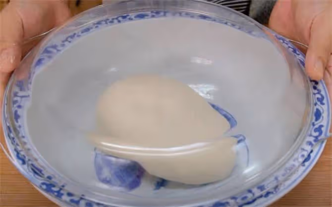 花生不要油炸了,教你好吃到爆炸的做法,加碗麵粉酥脆醇香,過癮