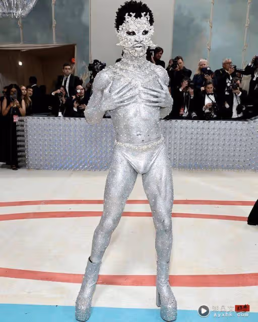 Met Gala／驚現「老佛爺愛貓」！亂入時尚盛典吸眼球　網笑翻：話題焦點