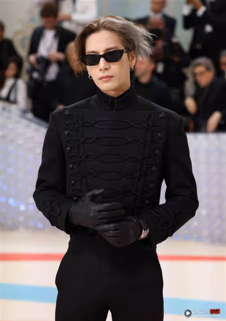 男星成「Met Gala第一帥」!全黑造型網贊翻 「牽手楊紫瓊」成亮點