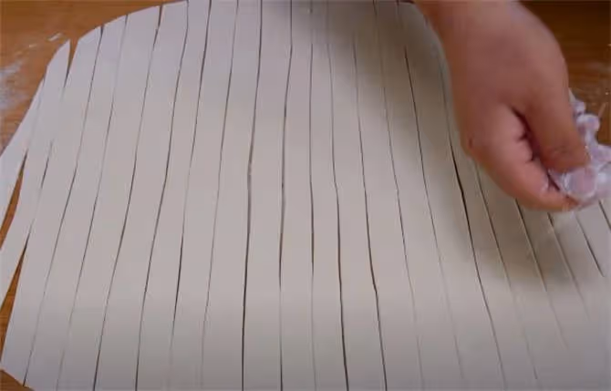麵粉就服這吃法,不蒸包子不烙餅,鍋里一攪筋道透亮,孩子超愛吃