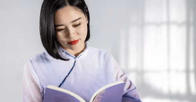 少年半夜聽到繼母房間傳出咯吱咯吱聲，推開門看到繼母痛苦的樣子