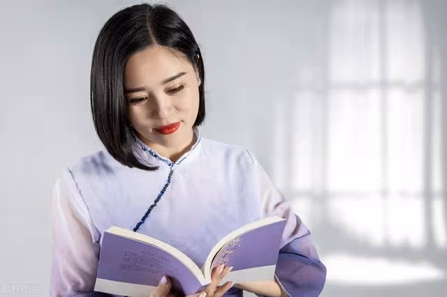 少年半夜聽到繼母房間傳出咯吱咯吱聲,推開門看到繼母痛苦的樣子