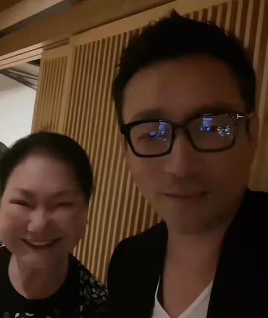 小S最新採訪盡顯聰明,被問及汪小菲笑而不答,透露被大S下封口令