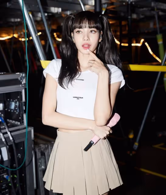BLACKPINK人間芭比LISA14歲打敗4000人擠進YG!曾因素顏被攻擊