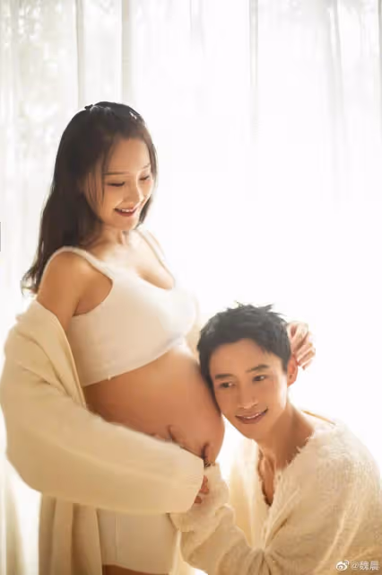 37歲魏晨官宣當爸，曬夫妻孕期寫真，不忘加入橙子等元素取悅粉絲