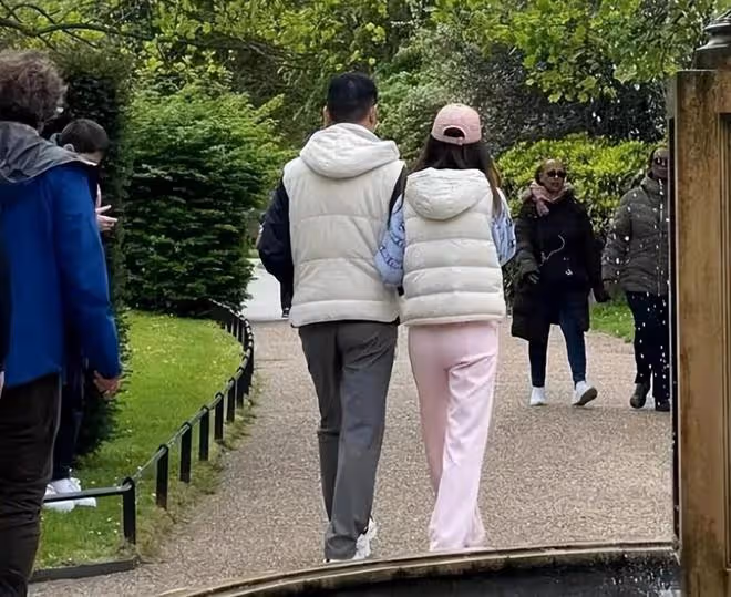 劉強東章澤天倫敦公園牽手 ,穿低價情侶裝,看似低調實則排場大