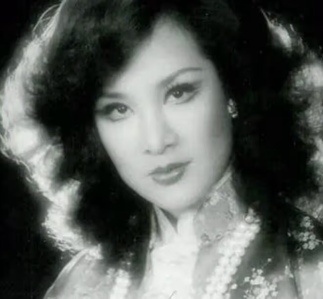 79歲歌后楊小萍去世！結過3次婚情路坎坷，曾被丈夫背叛霸占財產