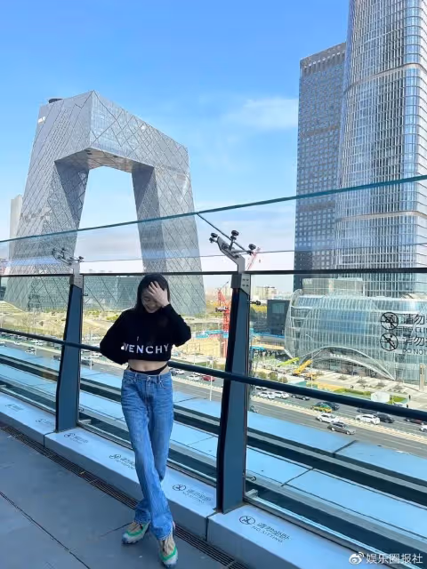 為蹭熱度無下限，女星學娜扎「內褲外露」，跑公園扭捏揚言要自由