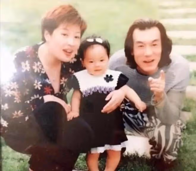 李詠55歲冥壽，妻子哈文曬鬱金香憶亡夫，母女長居美國陪伴他