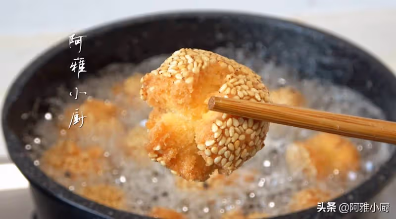 火遍全網的零食，1碗麵粉2個雞蛋，不揉面不發面，出鍋全家都愛吃