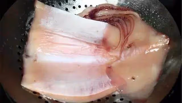 廚師朋友教我如何泡幹魷魚技巧,只用清水可不行