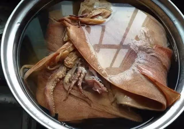 廚師朋友教我如何泡幹魷魚技巧,只用清水可不行