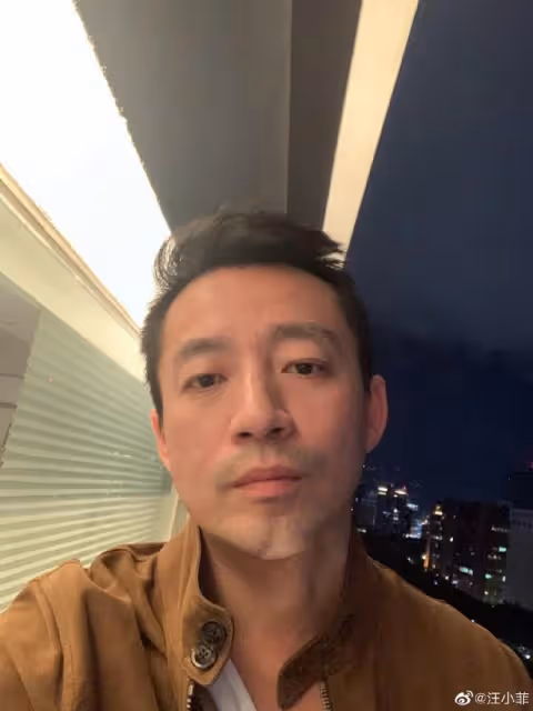 汪小菲接女兒放學過家門而不入,與友人深夜買醉,偶遇小S遭無視