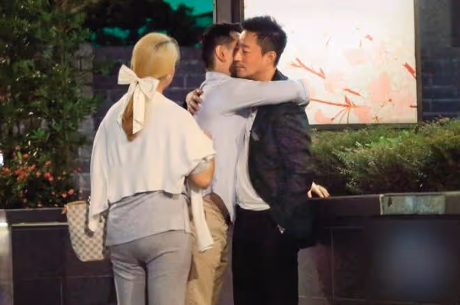 汪小菲接女兒放學過家門而不入,與友人深夜買醉,偶遇小S遭無視