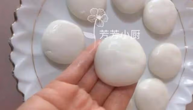 只需要一碗糯米粉，2分鐘學會糯米糕，香甜軟糯又Q彈，全家搶著吃~