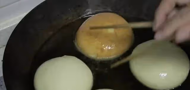 家裡沒有烤箱,卻想吃鬆軟小麵包怎麼辦?學會這招解決所有困擾~