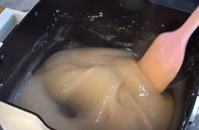 家裡有小孩,給他做雪梨糕解饞,健康又好吃,常吃對喉嚨好~