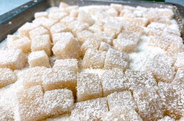 家裡有小孩,給他做雪梨糕解饞,健康又好吃,常吃對喉嚨好~