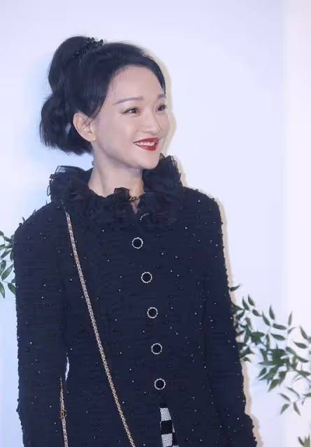 周迅的生圖比精修圖還美，笑起來氣場太強，穿黑絲也很高級