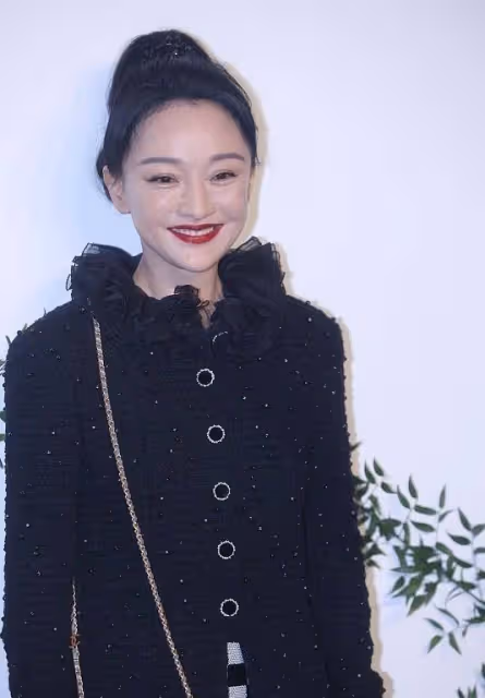 周迅的生圖比精修圖還美，笑起來氣場太強，穿黑絲也很高級