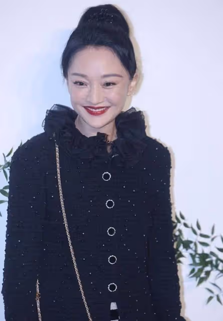 周迅的生圖比精修圖還美，笑起來氣場太強，穿黑絲也很高級