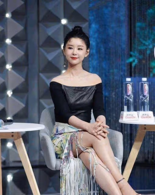 李小萌的身材真的很豐滿！身穿白色弔帶裙性感又高級，太美了！