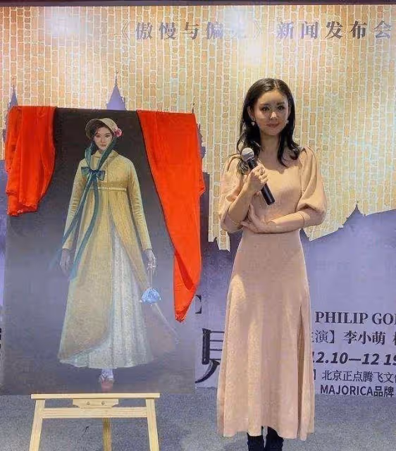 李小萌的身材真的很豐滿！身穿白色弔帶裙性感又高級，太美了！