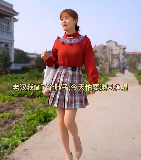 網紅「嚴素」穿短裙挖菜，彎腰下蹲無視鏡頭，父親提醒反被懟