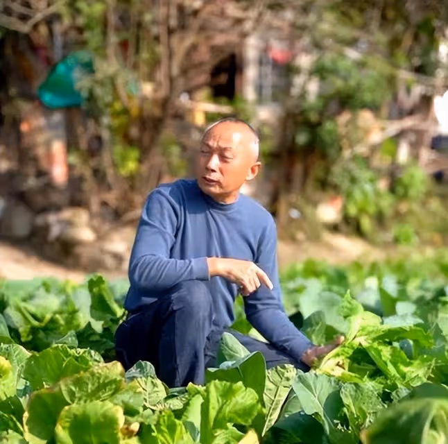 網紅「嚴素」穿短裙挖菜，彎腰下蹲無視鏡頭，父親提醒反被懟