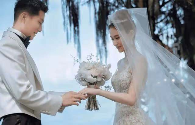 他們高調官宣結婚，網友：「恭喜！終於攀上高枝了！」
