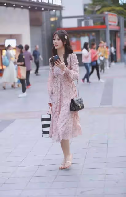 裙子上有粉色圓點的連衣裙，又新又好看