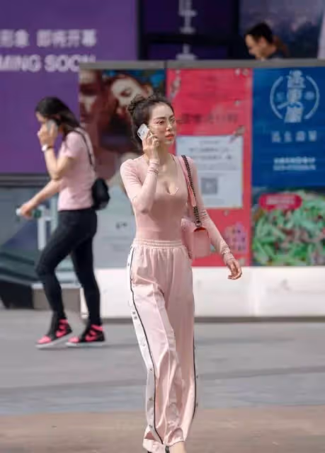 裙子上有粉色圓點的連衣裙，又新又好看