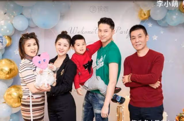 李小萌清老二的圓月，好壯觀，祖孫三代都長得好看，產後她的曲線有所改善