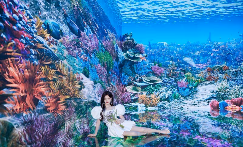 楊超越發布一片花海，身穿浪漫俏皮的白色公主裙，努力讓發色更貼近個性