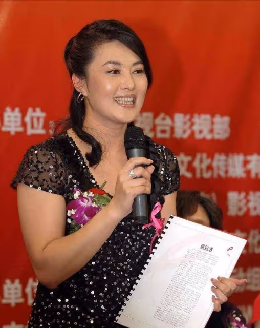 王菁華很有魅力，雖然身材豐滿，雙下巴，但也難掩中年美！