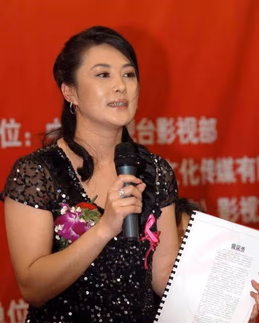 王菁華很有魅力，雖然身材豐滿，雙下巴，但也難掩中年美！