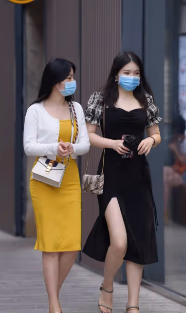 不要總是穿那麼緊的裙子，有時候恰好開個小開衩，更顯成熟性感，顯腿長
