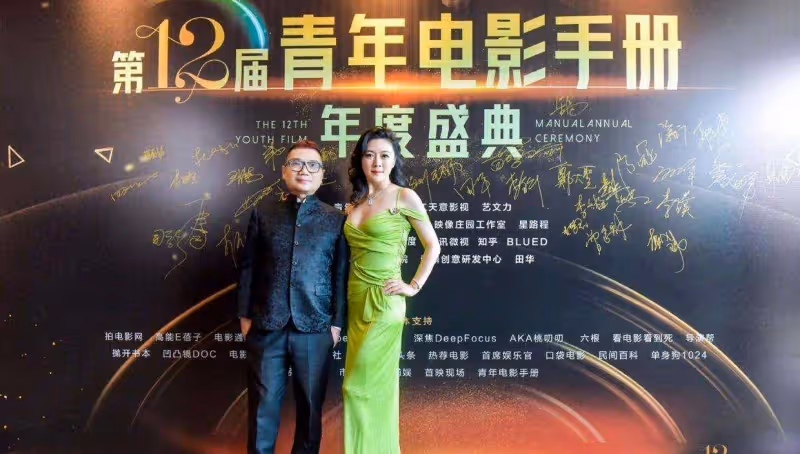 田海蓉的身材真豐滿,草綠色連衣裙高級洋氣,擠得厲害也不怕走光