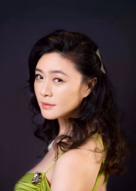 田海蓉的身材真豐滿,草綠色連衣裙高級洋氣,擠得厲害也不怕走光