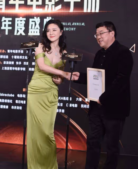 田海蓉的身材真豐滿,草綠色連衣裙高級洋氣,擠得厲害也不怕走光