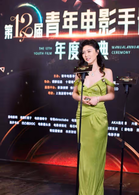 田海蓉的身材真豐滿,草綠色連衣裙高級洋氣,擠得厲害也不怕走光