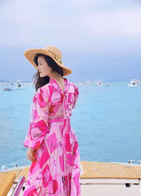 田海蓉的身材真豐滿,草綠色連衣裙高級洋氣,擠得厲害也不怕走光
