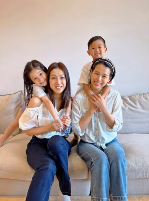 兩位TVB前花旦開心聚會！素顏亮相被贊狀態佳，6個孩子太熱鬧