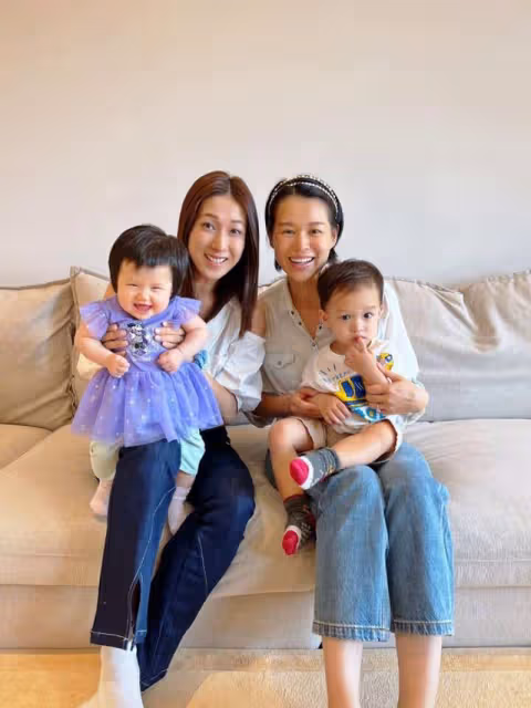 兩位TVB前花旦開心聚會！素顏亮相被贊狀態佳，6個孩子太熱鬧
