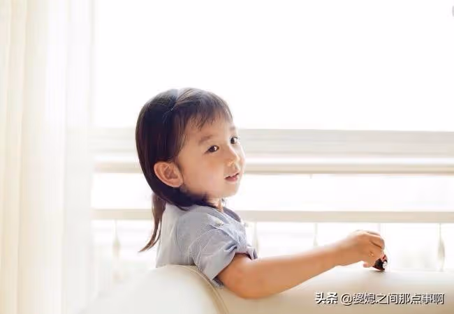 給小姑子結婚紅包，女兒隨口說句話，老公跪求原諒：她說錢少了